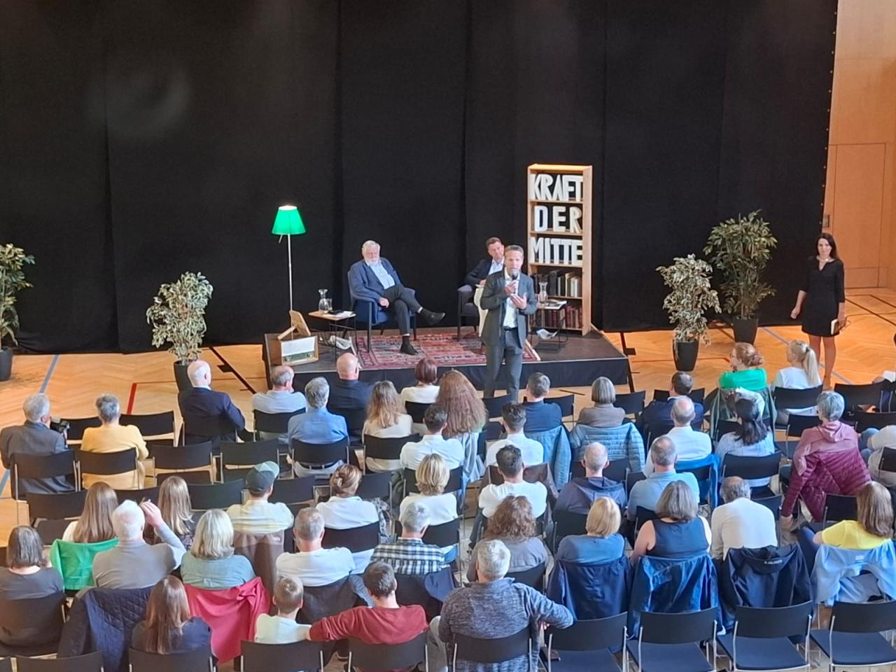 Gemeindesaal mit Publikum
